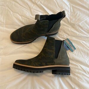 TOMS Dakota Green Camouflage Ankle Boots NWT